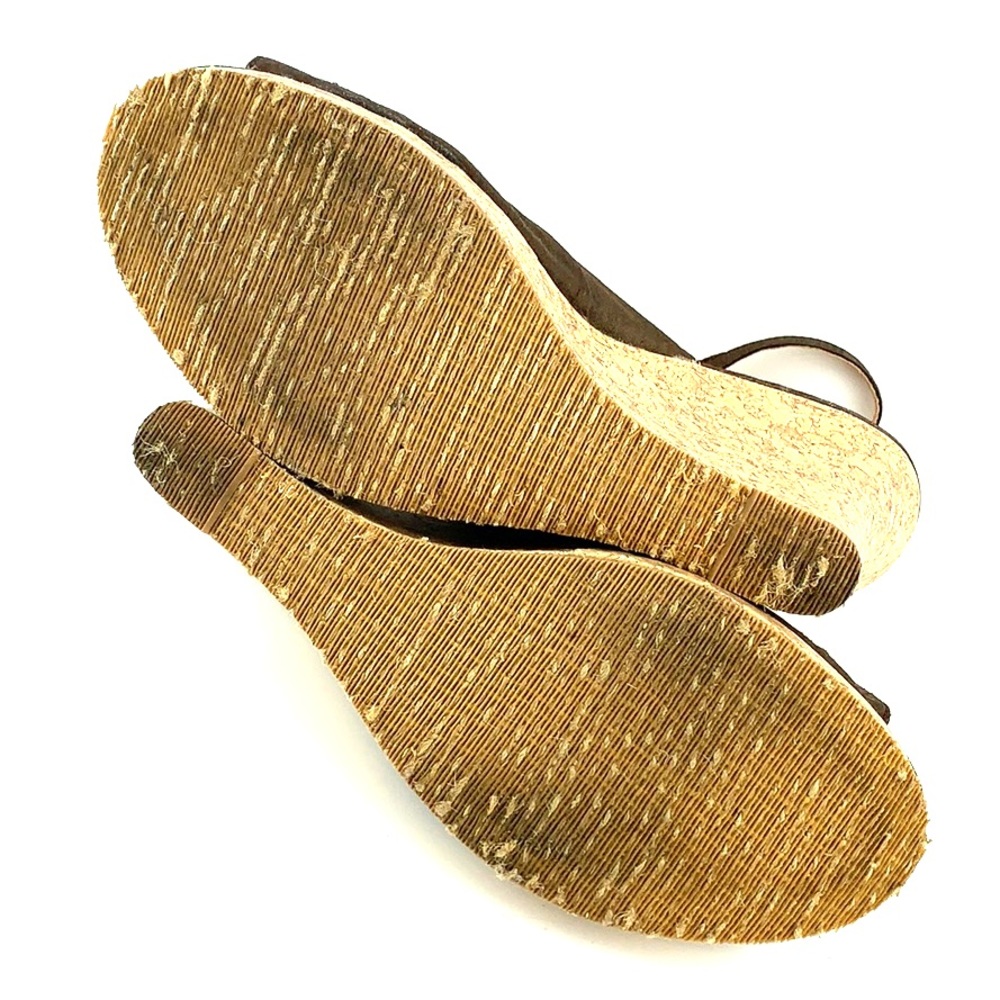 Chinese Laundry Ilena Flower Peep-Toe Wedge Sandals – Brown | Feminine | Cottage - Picture 5 of 8